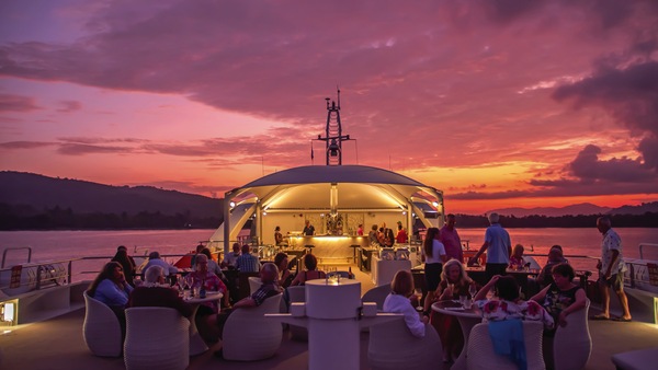 APT Coral Discoverer Sun Deck ©Coral Expeditions1.jpg